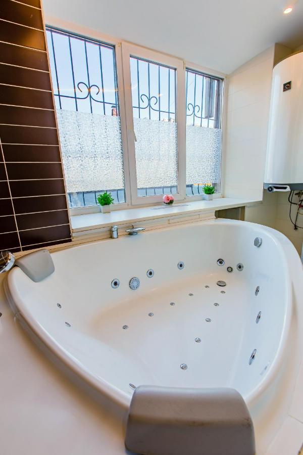 Big Jacuzzi , Sauna , Khreshchatyk Apartments Киев Экстерьер фото